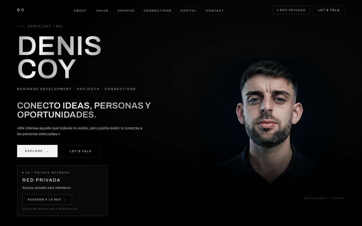 Portada de deniscoy.com en escritorio, con una composición tipográfica en blanco y negro.